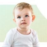 Colocação de brincos na orelha de bebês, crianças ou adultos.